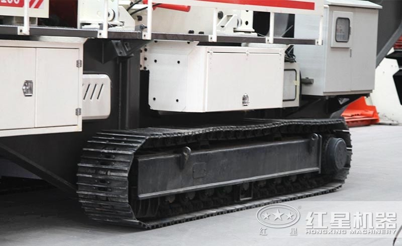 小型履帶石頭破碎機(jī)：履帶液壓驅(qū)動(dòng)，砂廠暢通無阻