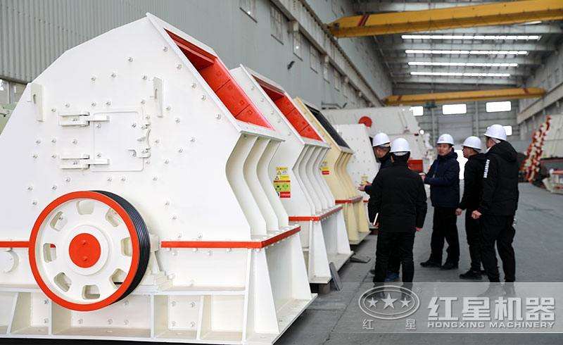 大型錘破機(jī)展示，客戶參觀現(xiàn)場