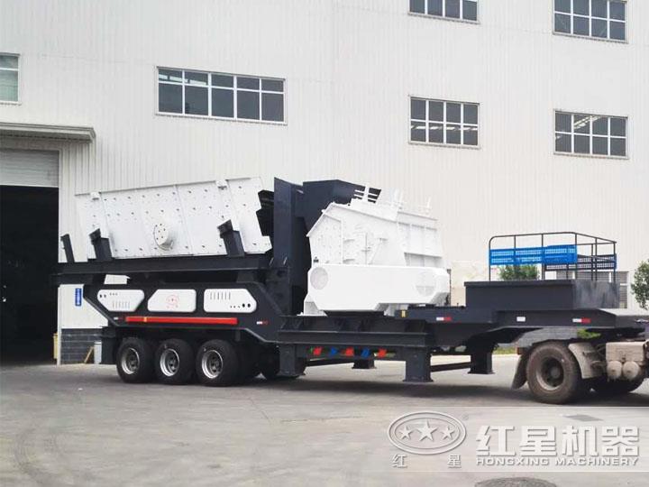 反擊破移動(dòng)破碎機(jī)、二段破碎粒度均勻，產(chǎn)量高