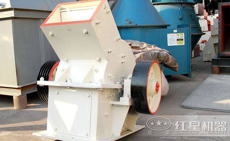 小型錘式破碎機(jī)，體積小，易移動(dòng)