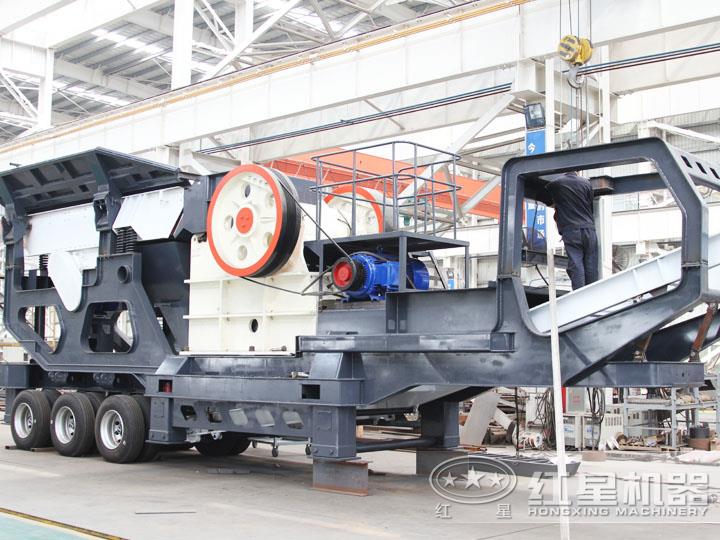 小型移動(dòng)顎式破碎車集給料、破碎、傳輸為一體