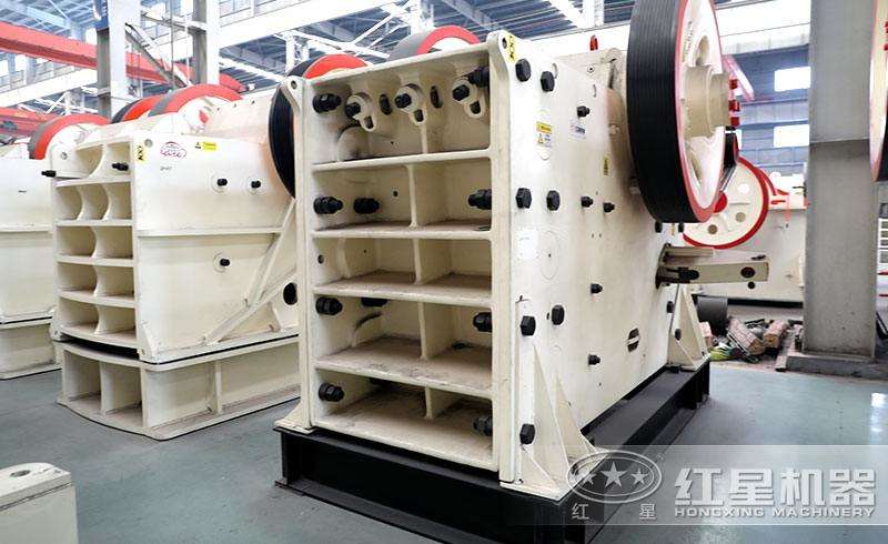 鄂式破碎機，優(yōu)質鋼板鑄成，使用壽命長 style=width:720px; 