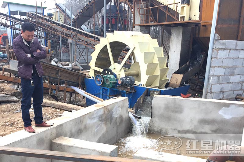 洗砂現(xiàn)場，建設(shè)沉淀池